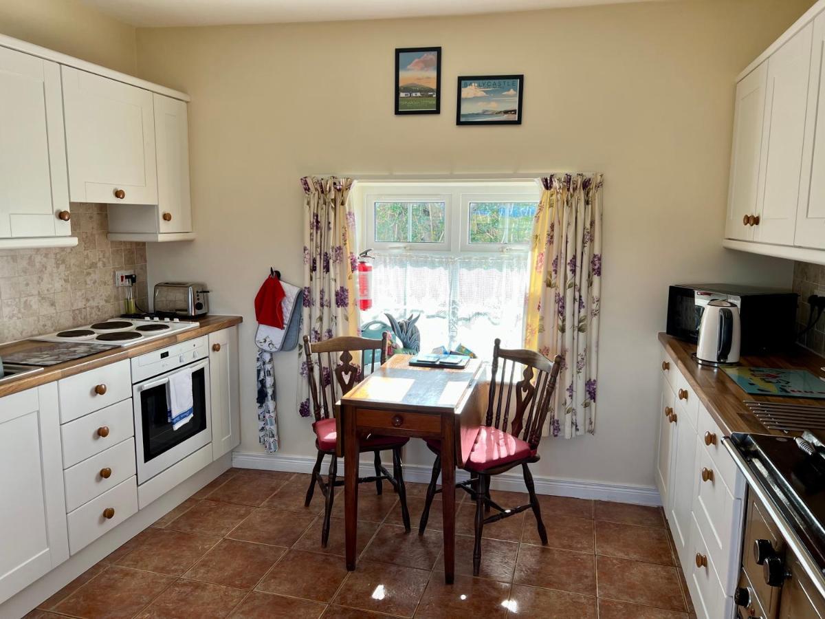 Tornaroan Cottage Ballycastle Extérieur photo